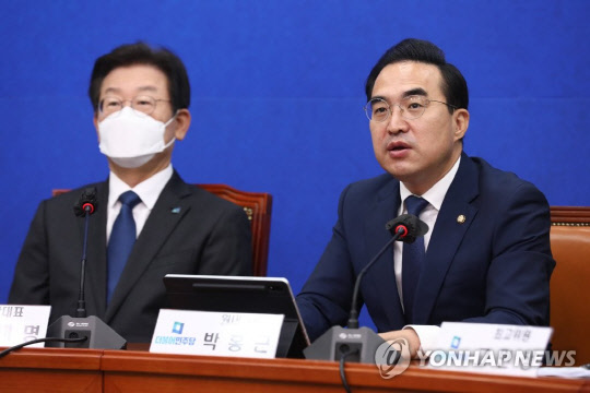 박홍근 더불어민주당 원내대표가 5일 국회에서 열린 최고위원회의에서 발언하고 있다.<연합뉴스>